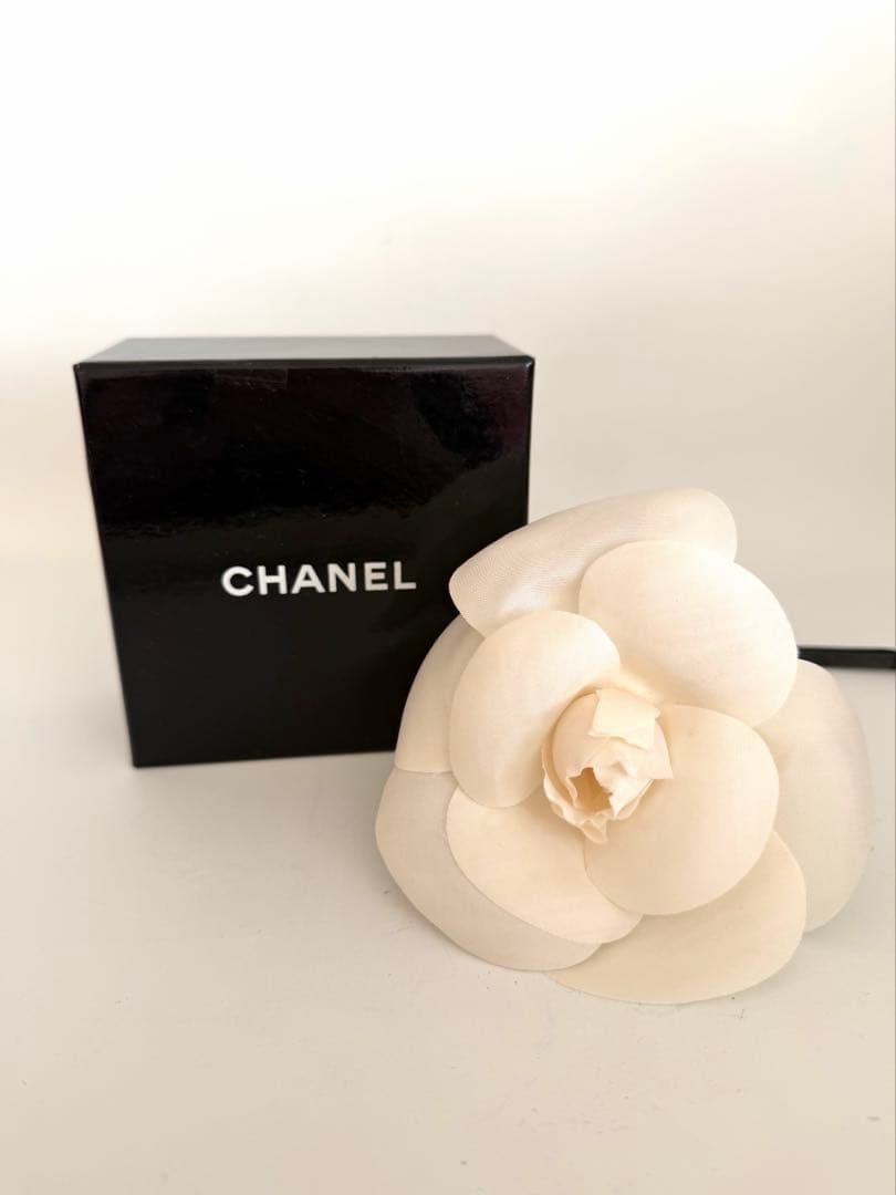 シャネル　カメリア　ホワイト　ブローチ