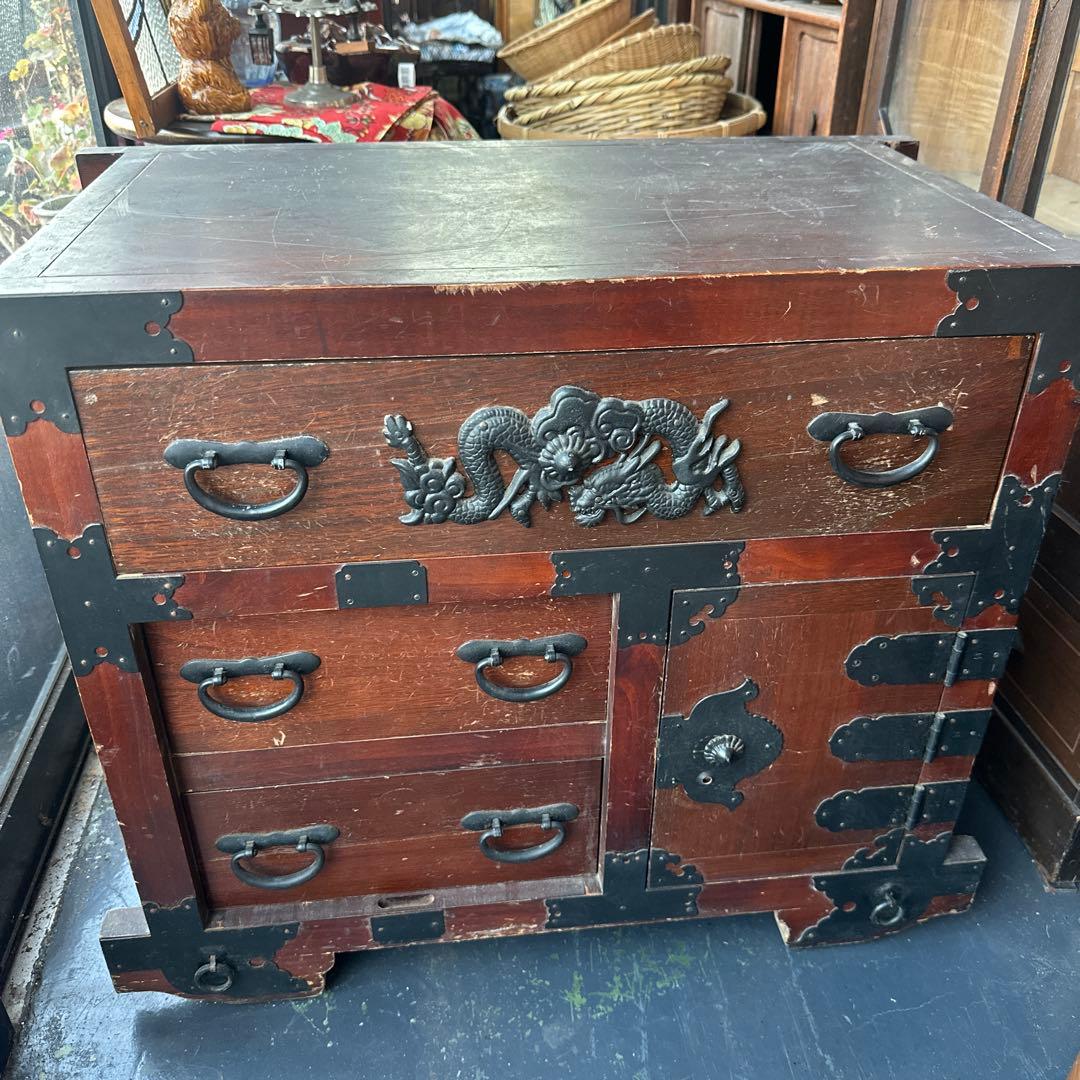 アンティーク木製タンス ドラゴン彫刻付き　車ダンス