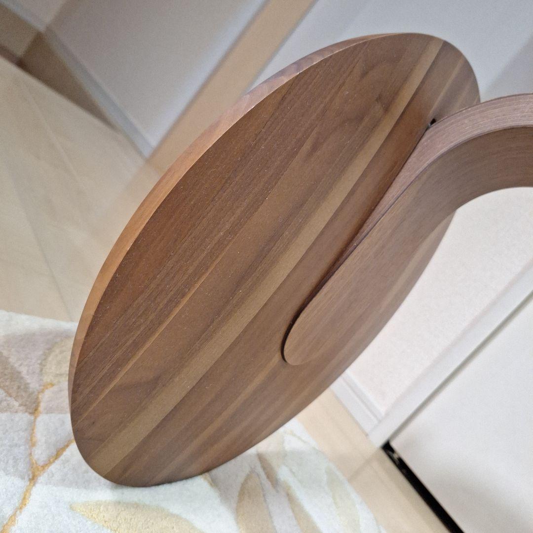 カリモク正規品サイドテーブル天然木ウォールナット材ナチュラル色、天板高さ66㎝、