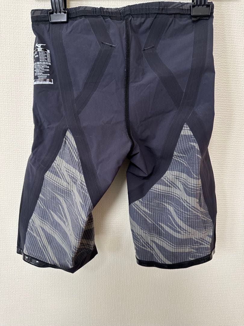 ミズノ／Mizuno 競泳水着 黒 ストライプ模様