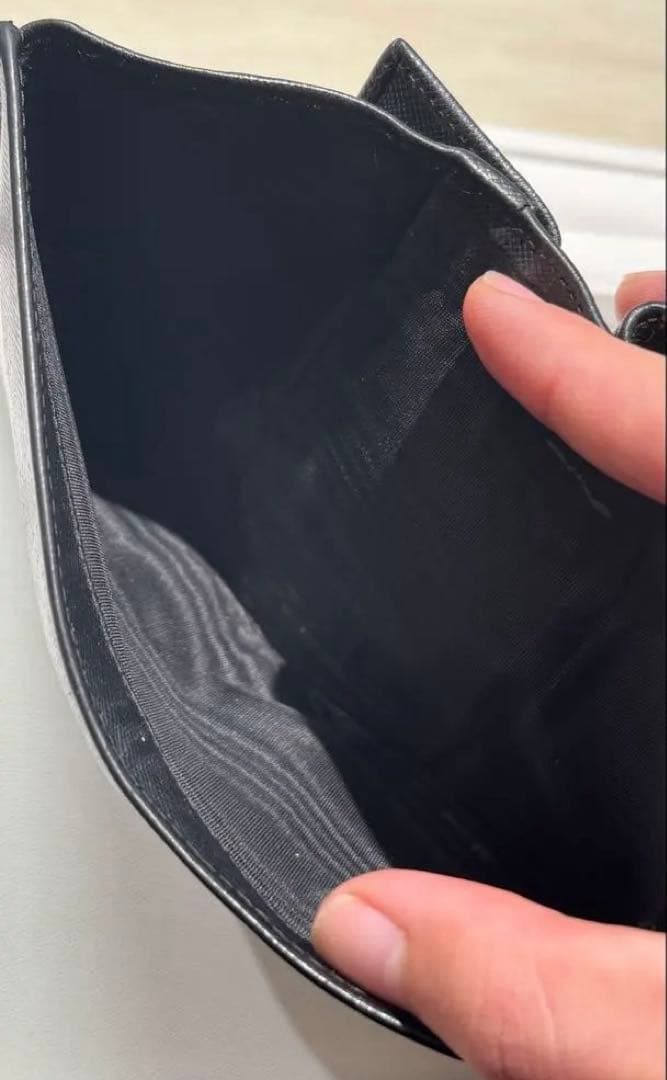 PRADA 二つ折り財布 ブラック サフィアーノ