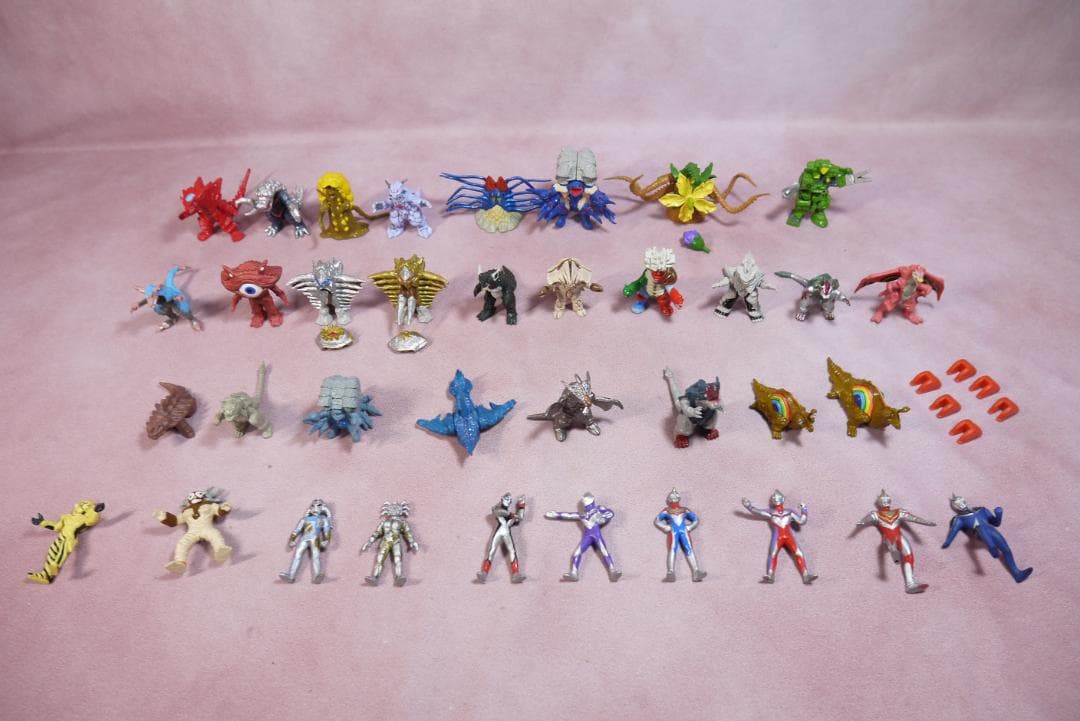 ウルトラマン　モンスター超全集　ほか　ミニフィギュア　36体