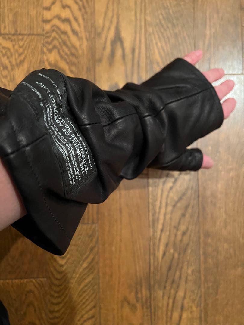 黒のレザー指なし手袋