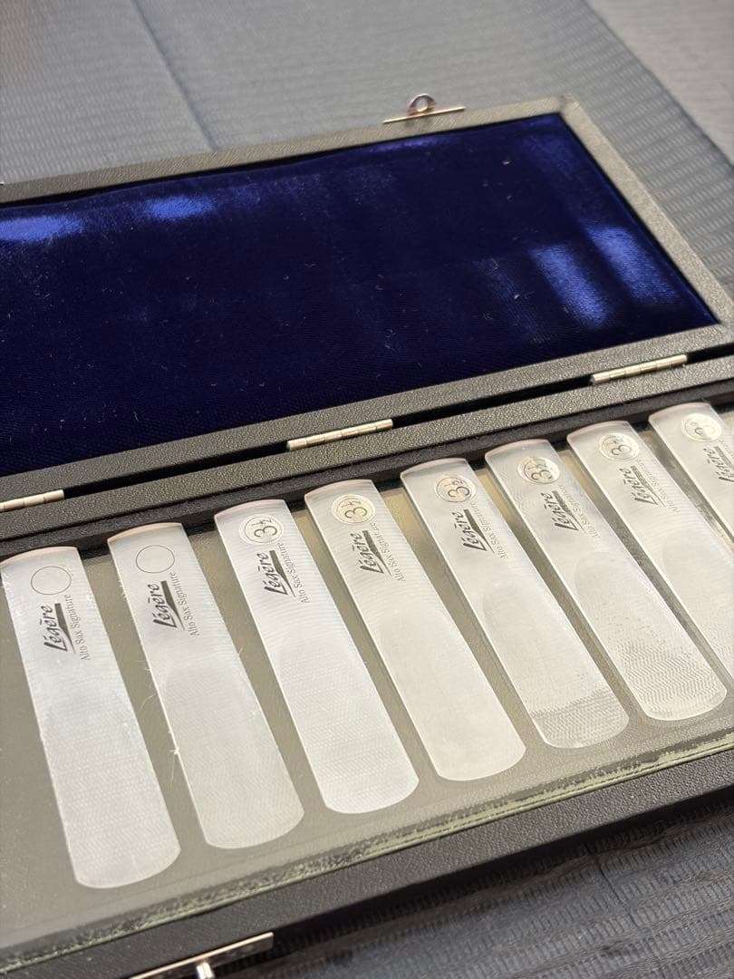 ⭐️値下げ！！　アルトサックス　レジェールリード 3 1/2 8枚 リードケース