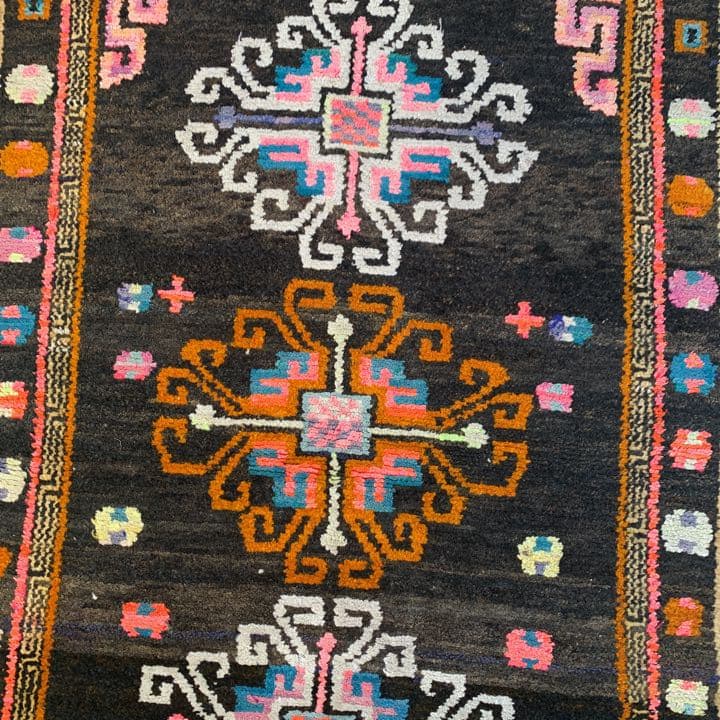 卍　antique 絨毯　① 卍