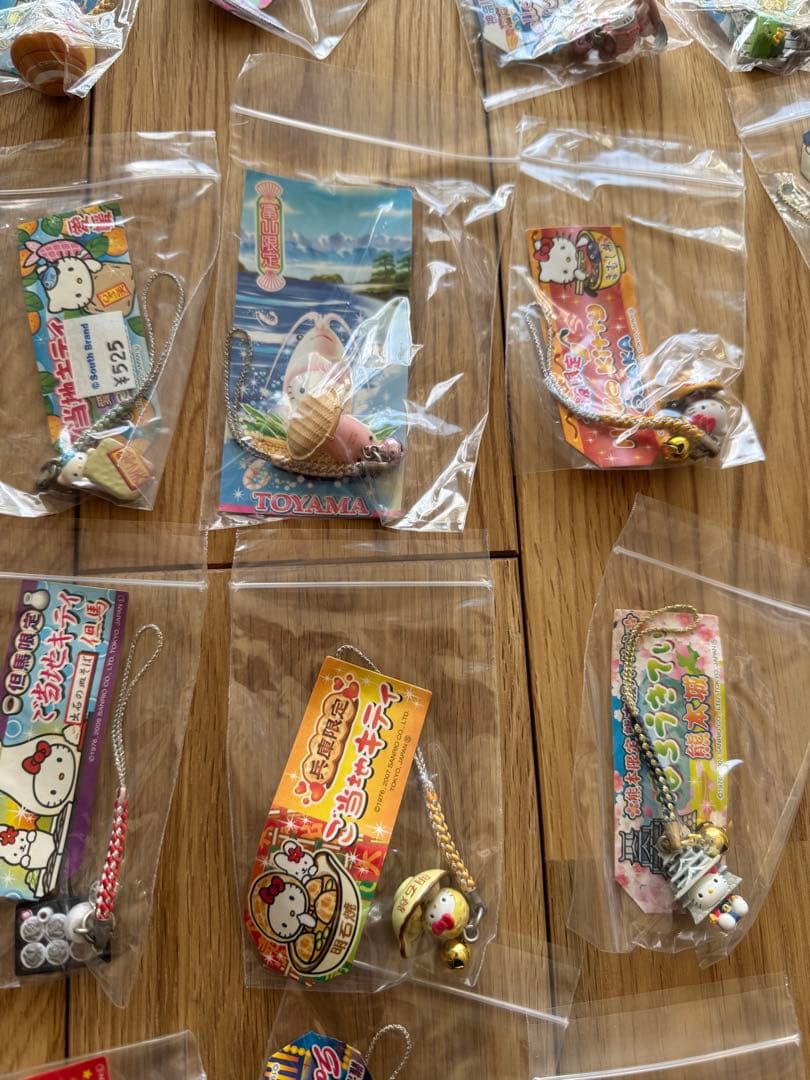 ハローキティーご当地ストラップ 121個セット まとめ売り(バラ売り不可)
