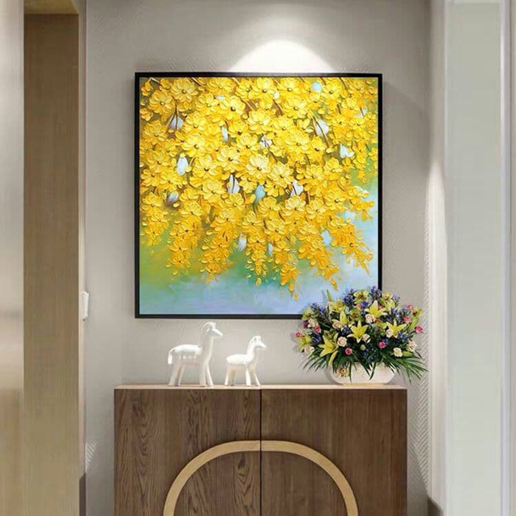 玄関の壁画をリビングに飾って、手描きの油絵を描いています。