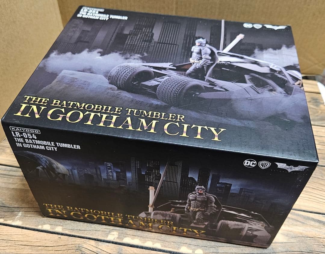 バットモービル•タンブラー•イン•ゴッサムシティスタチュー