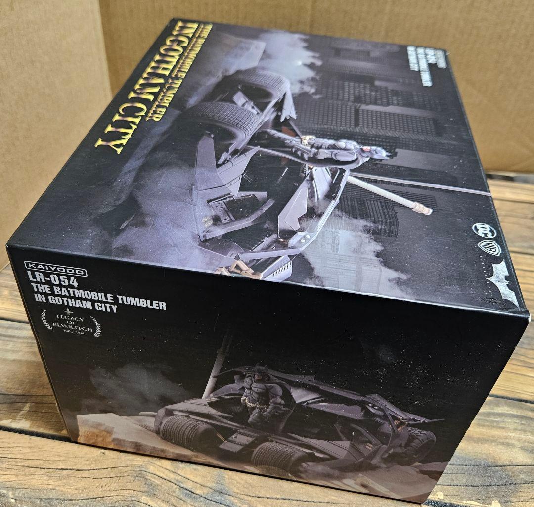 バットモービル•タンブラー•イン•ゴッサムシティスタチュー