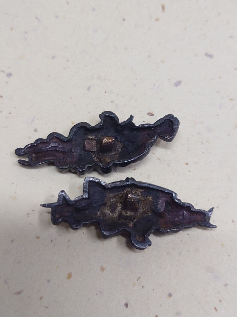 目貫、赤銅地に扇子に植物