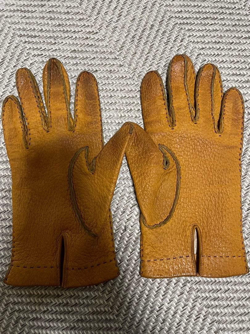 デンツの手縫ペッカリーグローブ。