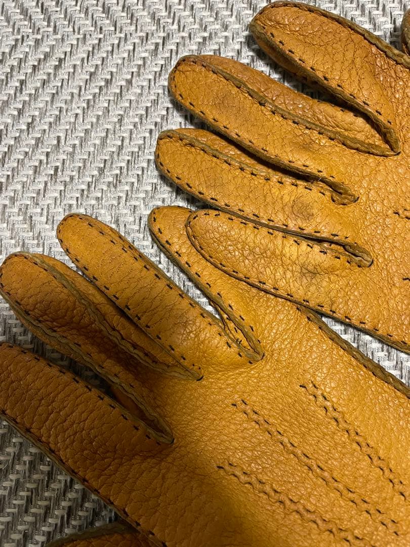 デンツの手縫ペッカリーグローブ。