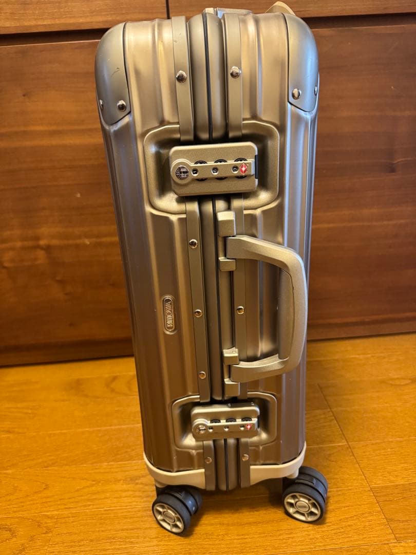 【美品】大人気リモワ30リットル　ゴールドキャリーケース