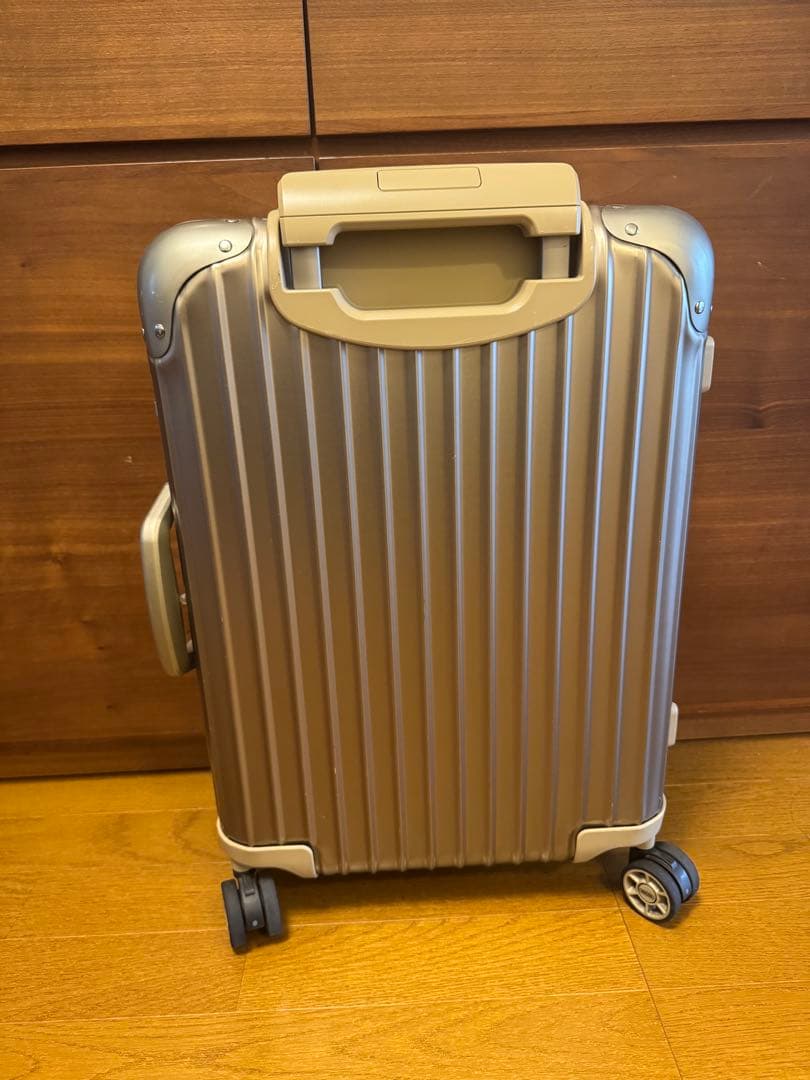 【美品】大人気リモワ30リットル　ゴールドキャリーケース