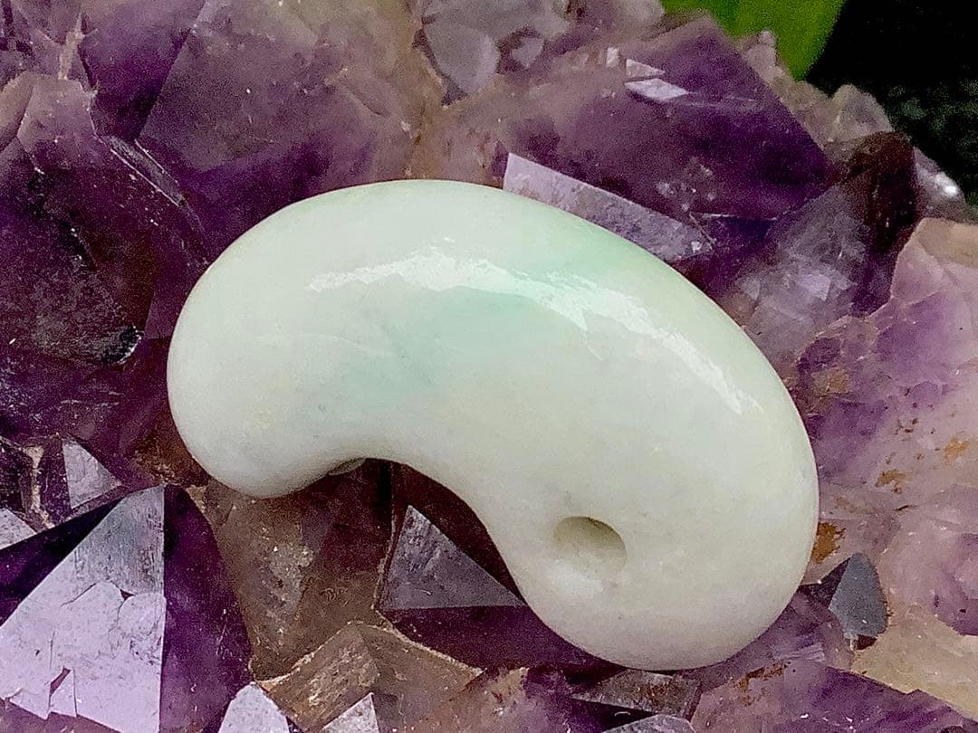 ✳綺麗な淡い緑入り　糸魚川翡翠勾玉　本物の守護石　お守りにお身近に　鑑別書取得付