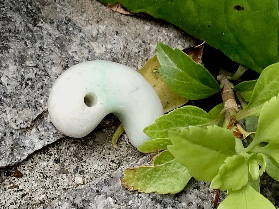 ✳綺麗な淡い緑入り　糸魚川翡翠勾玉　本物の守護石　お守りにお身近に　鑑別書取得付