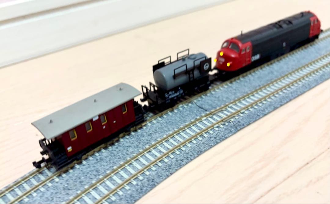 Nゲージ 北欧のミニ列車セット（DSBドッグノーズ機関車、タンク車、客車）