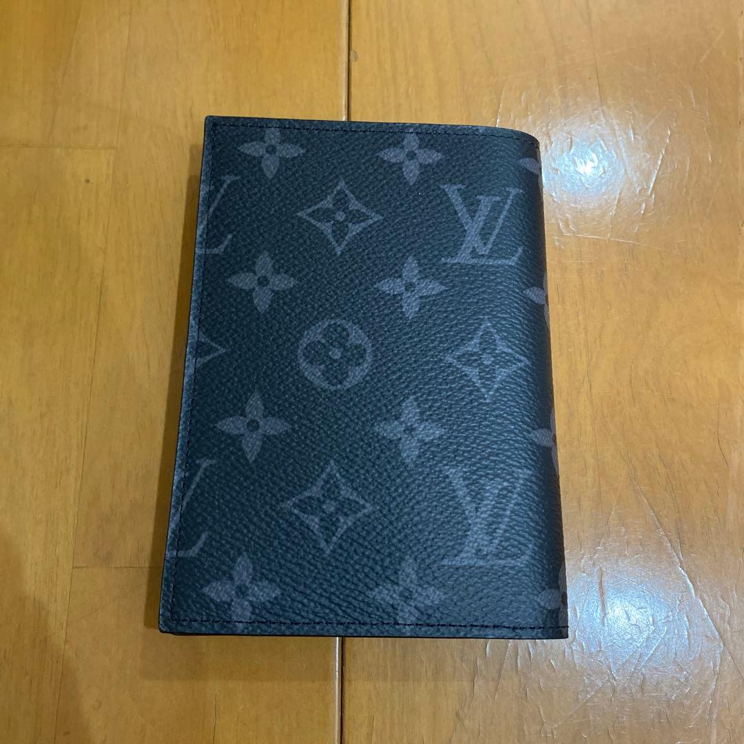 ルイヴィトン モノグラム エクリプス パスポートケース グレー