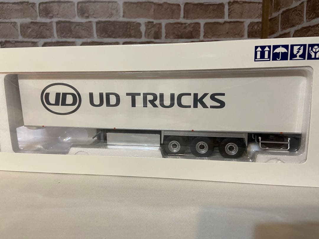 1/43 UDトラックス トラクターヘッド&セミトレーラーセット