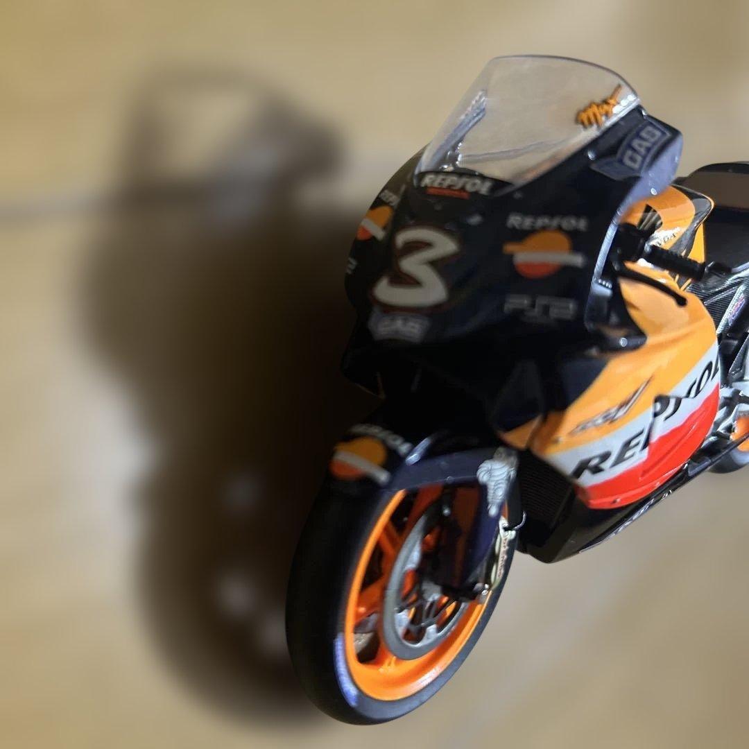 ミニチャンプス MINICHAMPS HONDA RC 211V
