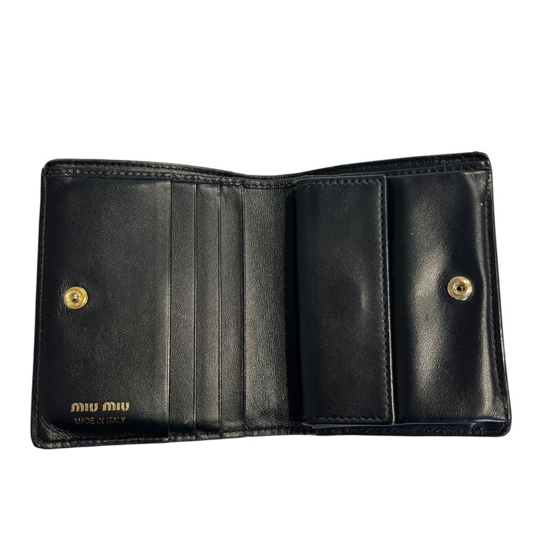 現行品✨ミュウミュウ 二つ折り財布 エンボス ロゴ 総柄 レザー 黒