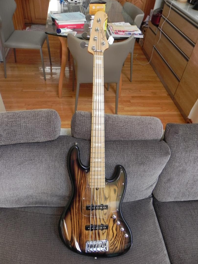 ５弦エレキベース　Bacchusバッカス Hand Craftedシリーズ