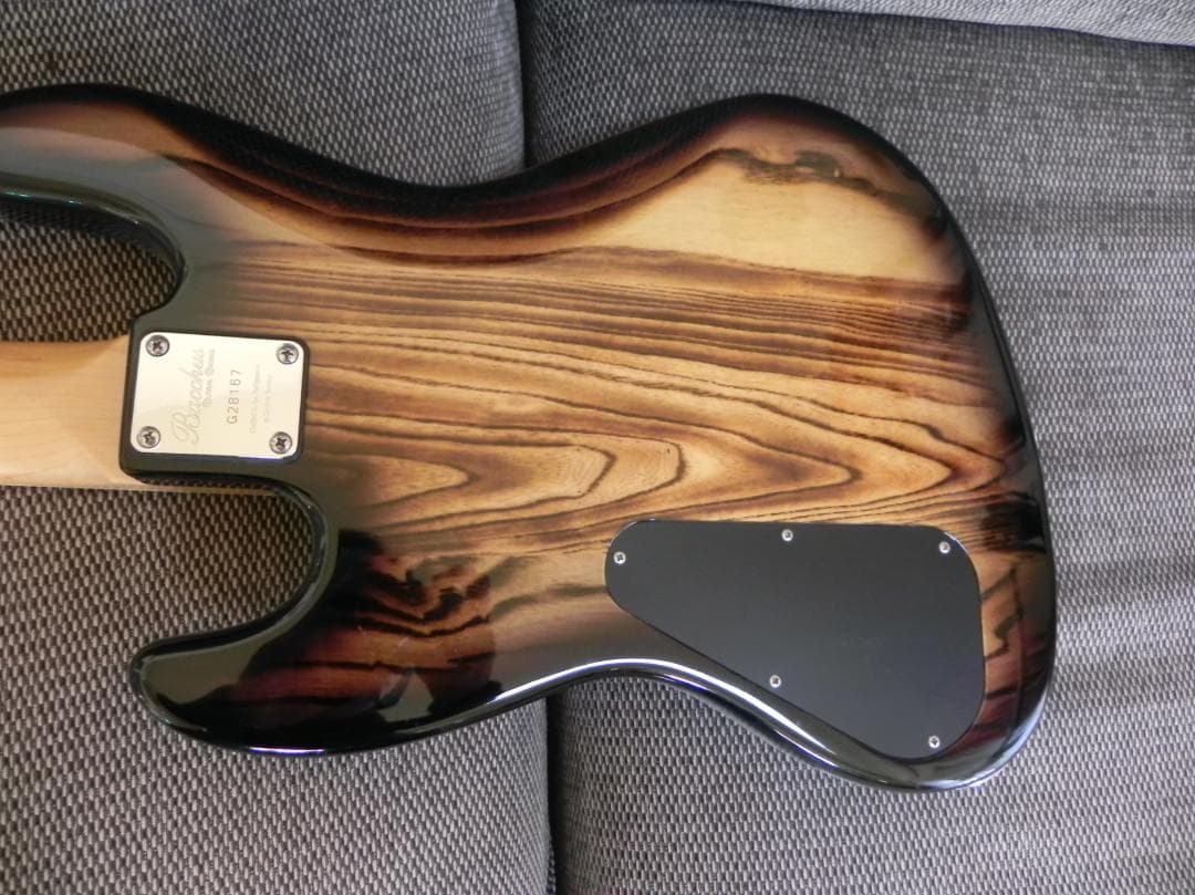 ５弦エレキベース　Bacchusバッカス Hand Craftedシリーズ