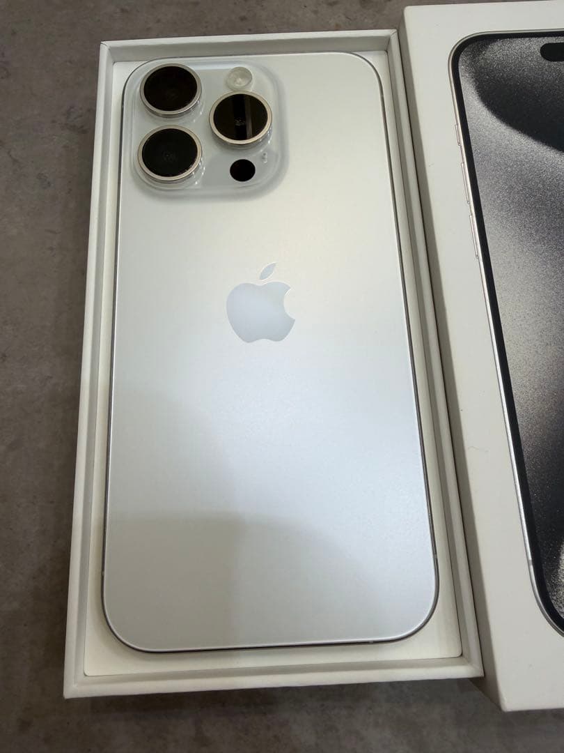 iPhone 15 Pro 256GB ホワイトチタニウム　本体　美品です！