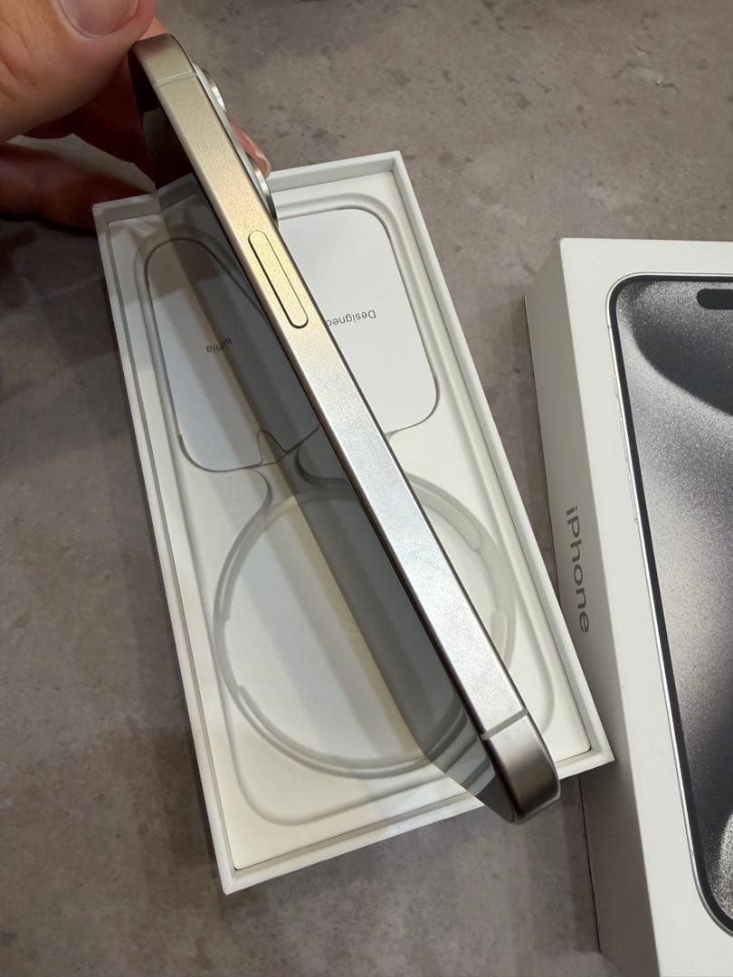 iPhone 15 Pro 256GB ホワイトチタニウム　本体　美品です！