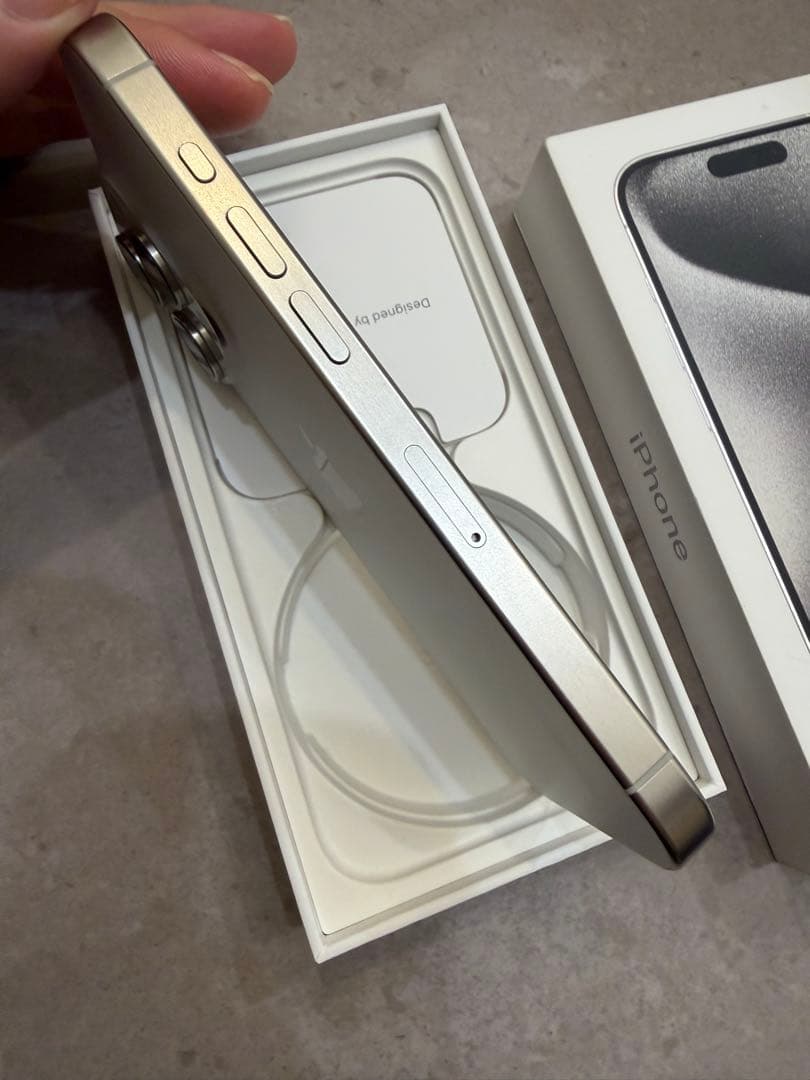 iPhone 15 Pro 256GB ホワイトチタニウム　本体　美品です！