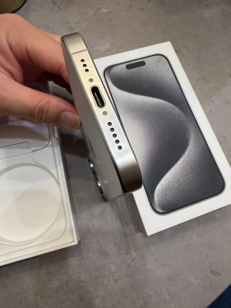 iPhone 15 Pro 256GB ホワイトチタニウム　本体　美品です！