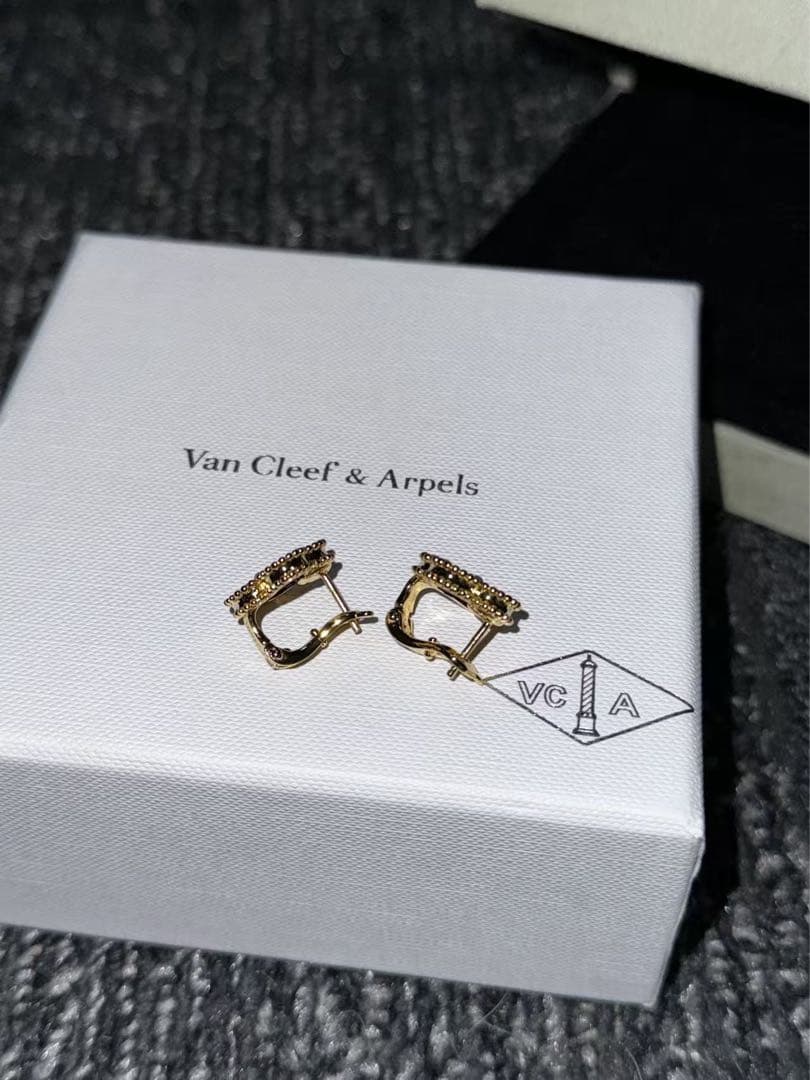 アルハンブラ風 ピアス ゴールドカラー