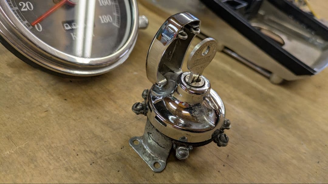 ☆ショベルヘッドパーツT　メーター＆メーターダッシュ（鍵付き）☆