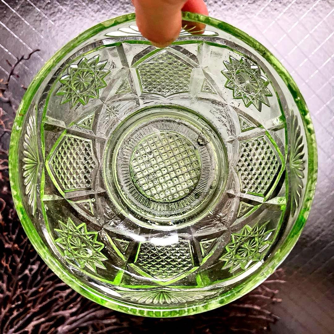 骨董　時代プレスガラス　ライムグリーン　切子調　菓子器　ボンボン入れ　　ウラン