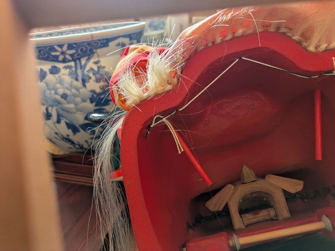 伝統的な獅子舞の置物 ケース付き