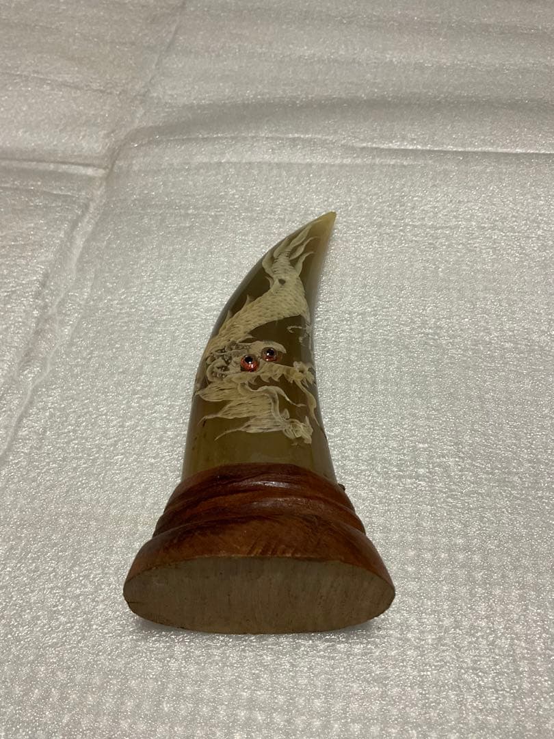 水牛の角の彫物　置物。台座は木製。【角にはドラゴンが彫られております】。