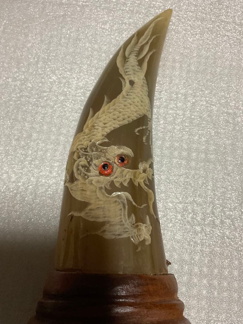 水牛の角の彫物　置物。台座は木製。【角にはドラゴンが彫られております】。