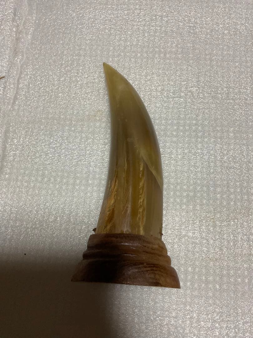 水牛の角の彫物　置物。台座は木製。【角にはドラゴンが彫られております】。