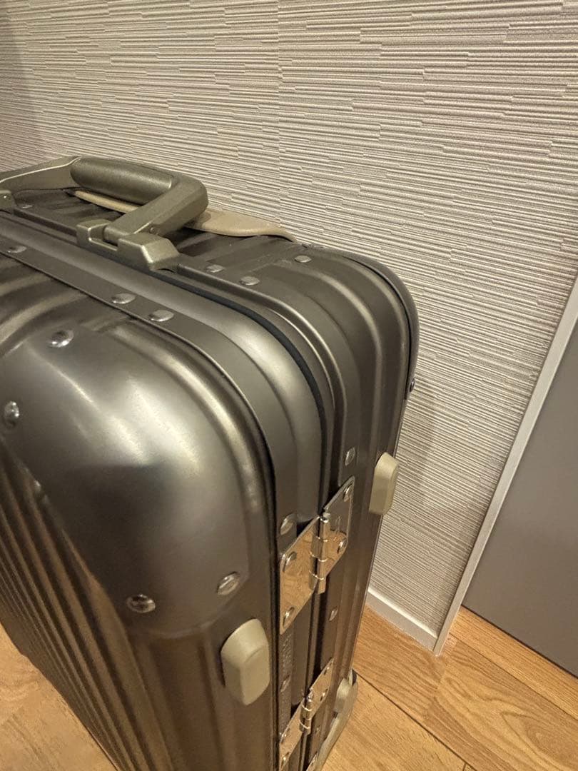 リモワトパーズ　シャンパンゴールド　チタニウム 32L 美品　２輪　RIMOWA