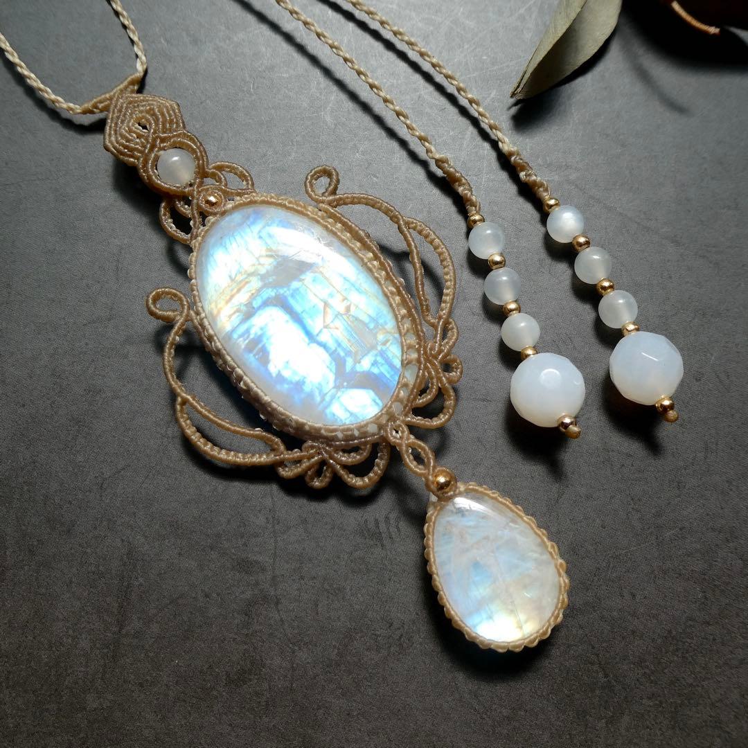 レインボームーンストーンのマクラメネックレス