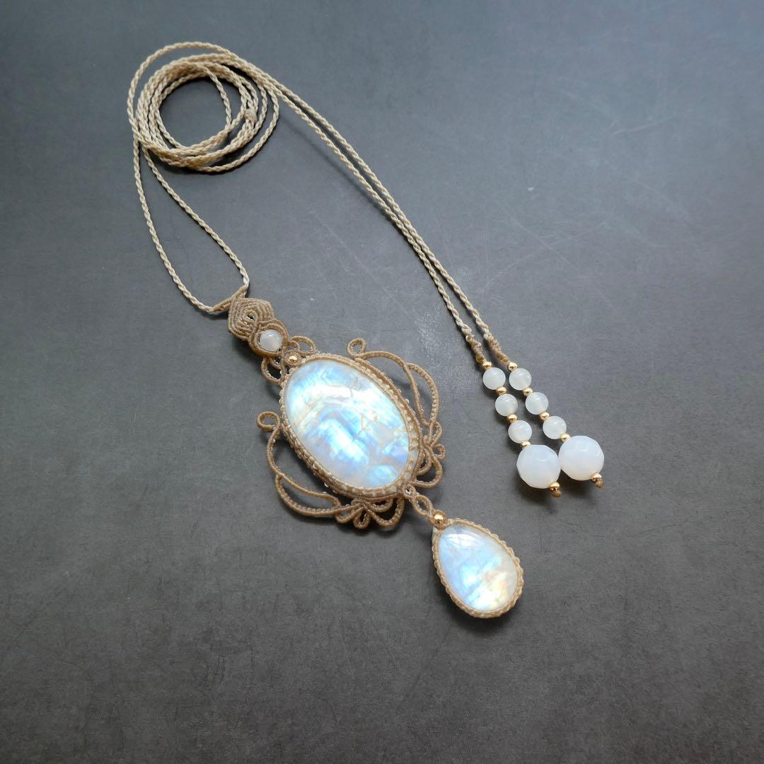 レインボームーンストーンのマクラメネックレス