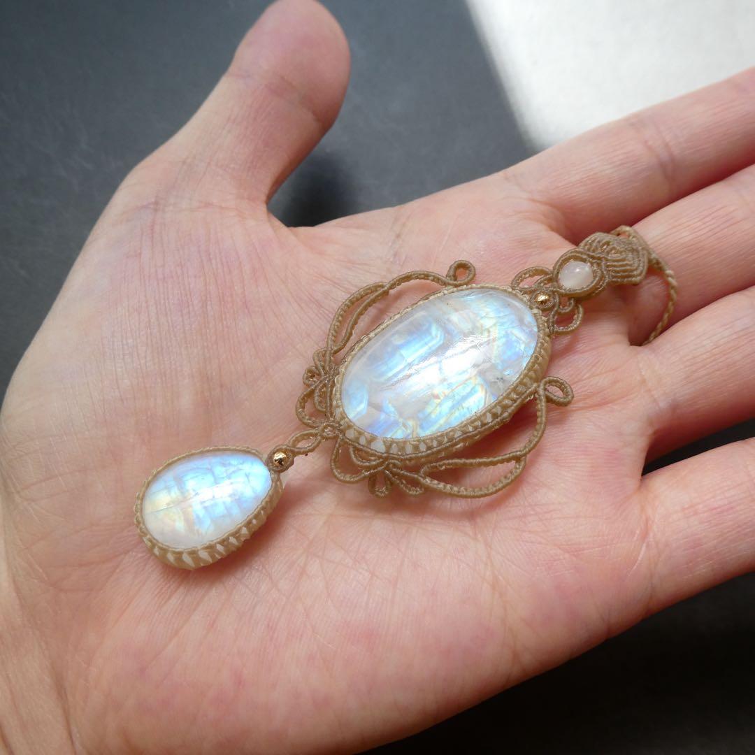 レインボームーンストーンのマクラメネックレス