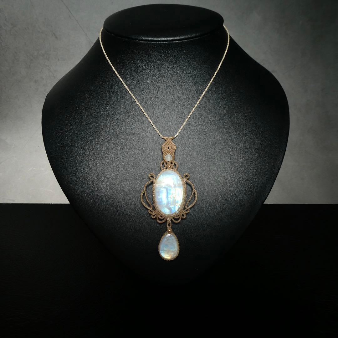 レインボームーンストーンのマクラメネックレス