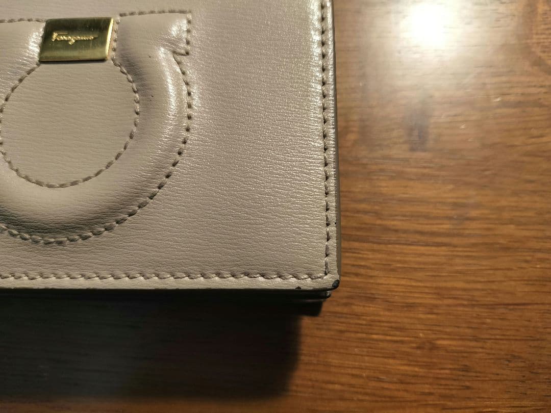 【レオン】フェラガモ レザー 二つ折り財布