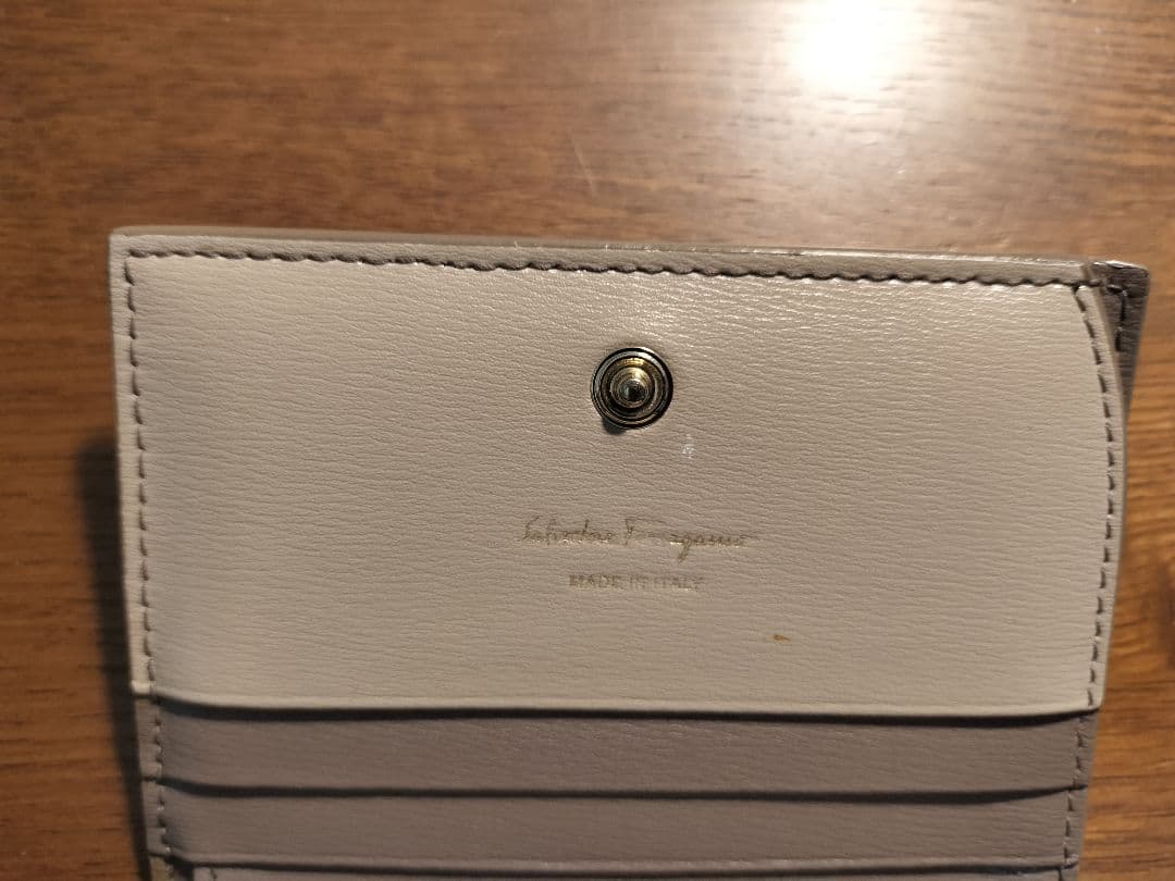 【レオン】フェラガモ レザー 二つ折り財布