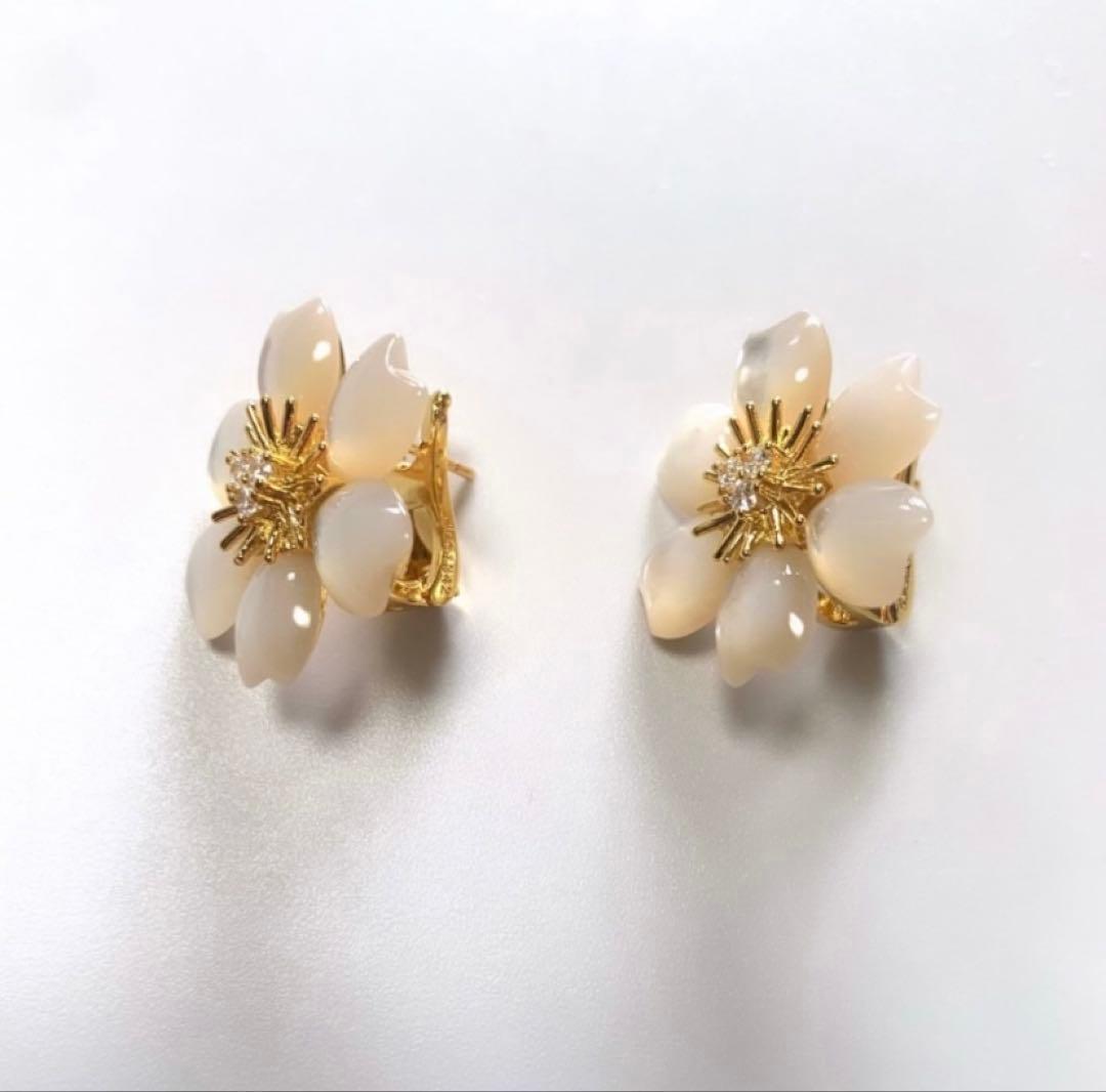 YG ホワイト フラワー ピアス