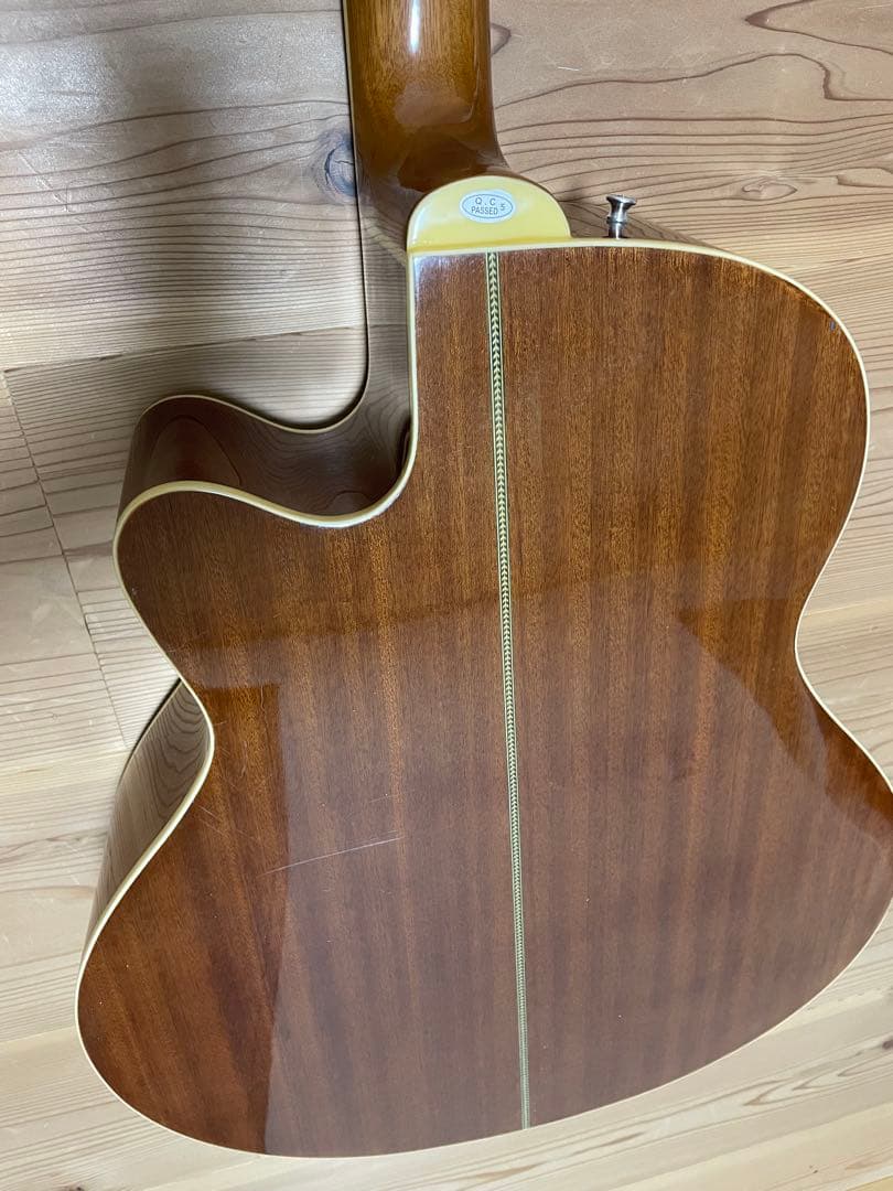 Sepia Crueアコースティックベース サンバースト