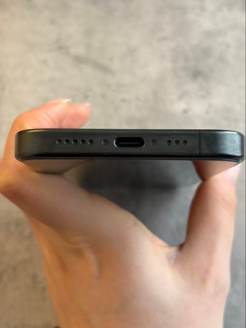 Apple iPhone15 proブラックチタニウム256G SIMフリー