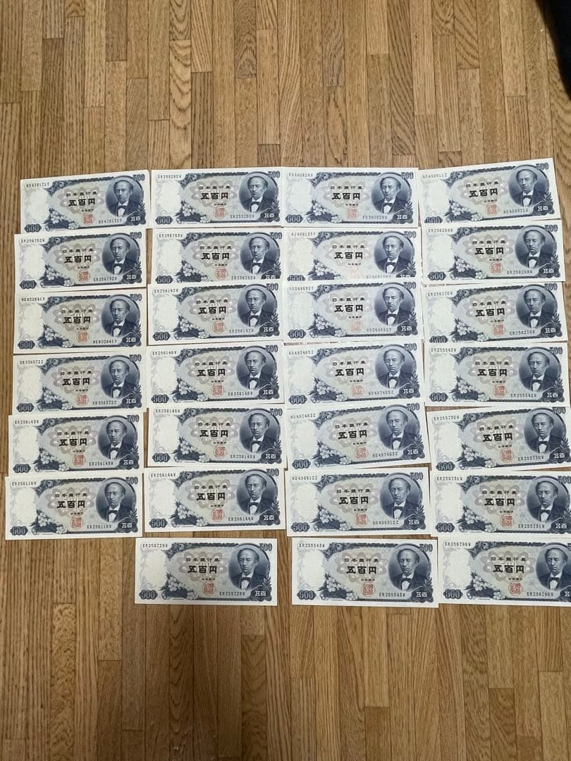 旧札500円　27枚　岩倉具視　 旧札100円　3枚　　板垣退助