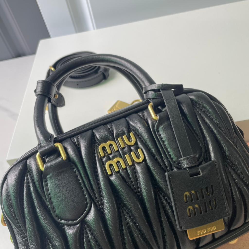 早い者勝ち ブラック キルティングポーチ